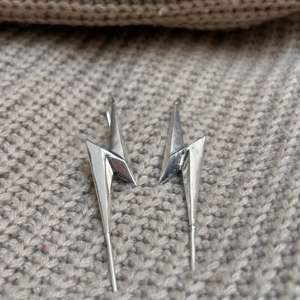 Pendientes colgantes abstractos con diseño de púas, pendientes geométricos de latón para mujer, pendientes de latón plateados, pendientes minimalistas al por mayor - Product Image 2