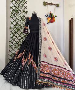 Lehenga Choli Negro para Navratri con Dupatta, Estampado Digital, Bordado con Espejos Reales y Borde de Encaje, Traje para Fiesta - Product Image 4