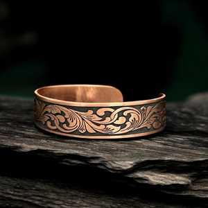 กำไลข้อมือทองแดงลายสลักแบบเรียบหรูสำหรับผู้ชาย OEM สำหรับผู้ป่วยโรคข้ออักเสบ ทองแดงแท้พร้อมเทคนิคการขัดเงา งานฝีมือโลหะ - Product Image 3