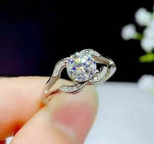 Anillo de Compromiso para Mujer con Moissanita Redonda de 2CT, Plata de Ley, Baño de Oro Blanco, Engaste de Garras, Estilo Romántico - Product Image 1