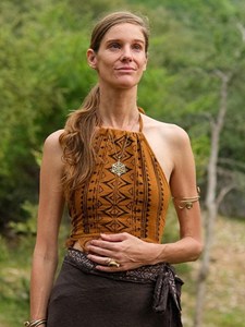 Top corto con cuello halter de algodón Khadi orgánico hecho a mano con estampado tribal y patrones geométricos impresos a mano para mujer - Product Image 2