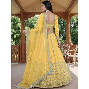 Cautivador Lehenga Choli con Detalles en Dorado para Vestir en la Noche del Sangeet - Product Image 3