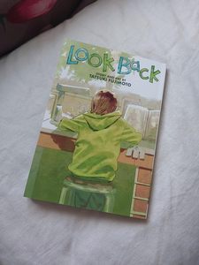 มองย้อนกลับ โดย ทาสึกิ ฟูจิโมโตะ หนังสือการ์ตูนภาษาอังกฤษแบบปกอ่อน "ชีวิตในช่วงเวลา" - Product Image 1