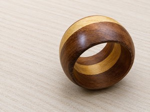 Anneau de serviette en bois moderne avec finition bicolore pour la décoration de table - Product Image 2