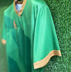 Maillot de football personnalisé vert pour homme, col en V, manches courtes, imprimé géométrique sublimé, évacuation de l'humidité, coupe classique, taille adulte L - Product Image 2