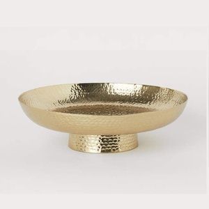 Bol asymétrique en métal doré avec intérieur texturé et bord ondulé, idéal comme centre de table - Product Image 6