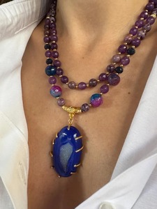 Collier en résine élégant multicolore, fabriqué artisanallement, avec une touche de luxe, provenant d'Inde. - Product Image 2