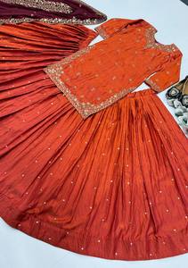 Tenue de créateur pour femme : Nouveau modèle de top avec broderie lourde et travail de sequins, accompagné d'un Lehenga Choli - Product Image 4