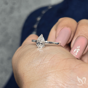 Anillo Solitario con Diamante Cultivado en Laboratorio de Corte Pera de 1.00 CT en Oro Blanco de 18K |   Anillo de Compromiso Certificado por IGI - Product Image 2