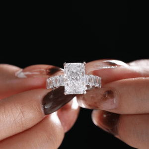 แหวนเพชรแล็บทรงเรเดียนท์คัท 4 กะรัต พร้อมใบรับรอง IGI ตัวเรือนทองคำขาว 14K สำหรับผู้หญิง ดีไซน์หรูหราทรงมรกตประดับเพชรแบบพาเว่ วงแหวนแบบซ่อนรูปวงกลม - Product Image 1