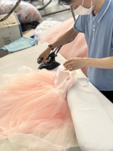 Robe de Princesse Rose pour Filles avec Jupe en Tulle à Fleurs 3D Géantes Faite à la Main, Idéale pour Anniversaire, Demoiselle d'honneur et Mariage - Product Image 5