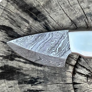 Couteau à dépecer artisanal en acier Damas avec manche en bois de résine bleue, lame fixe, couteau de chasse et de camping, OEM ODM - Product Image 2