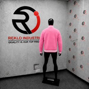 Chaqueta Varsity Premium de Lana Rosa para Hombre y Mujer, Chaqueta de Béisbol Personalizada con Letras, Cuello, Puños y Dobladillo Ribeteados con Rayas Blancas - Product Image 4