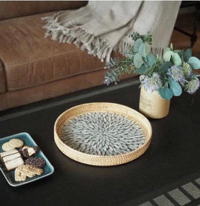 Plateau de service rond en rotin avec incrustation de nacre |   Plateau en mosaïque tissé à la main |   Plateau décoratif en osier laqué, panier à nourriture - Product Image 5