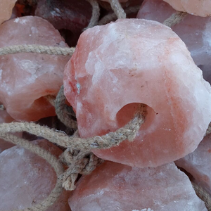 Bloc de sel rose de l'Himalaya pour chevaux, 6 lb, pierre naturelle sur corde, bloc minéral premium pour cerfs, chèvres et bovins - Product Image 5