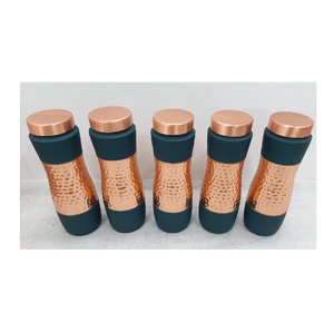 Botella de agua clásica de cobre desarrollada para disfrutar de agua fresca y promover el bienestar en casa, la oficina, el gimnasio y para viajes. - Product Image 6