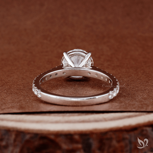 Superbe bague de fiançailles en or blanc 10K avec diamant de laboratoire rond de 2 carats, sertie pavé et monture cathédrale, certifiée IGI - Product Image 2