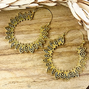 Pendientes Boho de Diseño Único, Joyería Tribal de Latón para Mujer, Chapados en Oro de 18k, Filigrana Floral, Aros Geométricos para Venta al por Mayor/OEM/ODM - Product Image 4