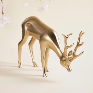 Sculpture Moderne en Laiton Doré de Cerf au Galop - Ornement Festif de Noël en Forme de Cerf à Tête Abaissée pour Décoration de Maison de Luxe pour les Fêtes - Product Image 1