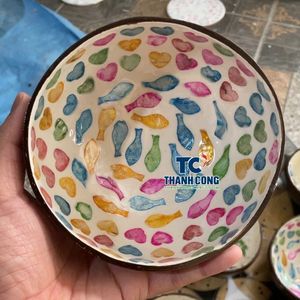 Bol en noix de coco laqué sur le thème de l'océan, motif de petits poissons colorés, vaisselle de haute qualité pour les centres de villégiature - Product Image 1