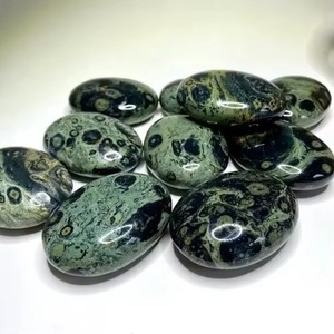 Pierre de méditation ovale sculptée en jaspe Kambaba vert naturel poli du Gujarat pour la guérison, la méditation, les chakras et le Reiki (vente en gros) - Product Image 2