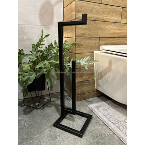 Porte-papier toilette sur pied en fer contemporain pour une décoration de salle de bain minimaliste offrant des lignes épurées et un rangement pratique - Product Image 1