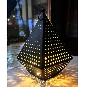 Farol Colgante de Metal de Diseño Tradicional Premium con Recortes de Estrellas, Diseño Moderno, Ecológico, Duradero, Decoración Navideña para Mesa - Product Image 2