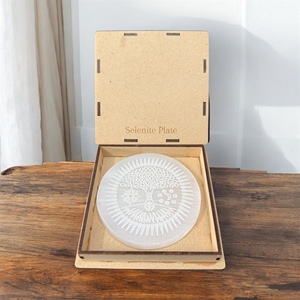 Plato de carga de selenita redondo grabado con motivos de árbol de alta calidad al por mayor de Muntaha Agate Exports. Compre selenita de la India. - Product Image 1
