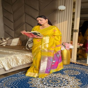 Sari en soie Kora de qualité supérieure VASTRA COTTAGE avec des tissages Meenakari sur toute la surface, un pallu richement tissé avec des fils Zari et une blouse en brocart Butti - Product Image 3