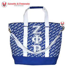 Sac fourre-tout en polyester matelassé brodé de la sororité Zeta Phi Beta du groupe SRi |   Fermeture éclair sublimée sur mesure pour sororité grecque féminine - Product Image 4