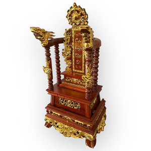 El altar ancestral, elaborosamente tallado en madera de Huong dorada, es una testimonancia de los antepasados de generaciones anteriores. - Product Image 1