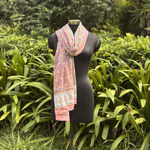 Pareo de algodón indio con estampado a mano, bufanda boho, pareo floral, cubierta de playa ligera, regalo para mujer, ropa regional. - Product Image 1