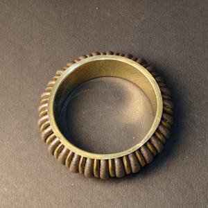 Bracelet texturé en métaux mélangés avec perles alternées en laiton et argenté - Style ethnique tribal - Manchette artisanale - Fait main - Product Image 6