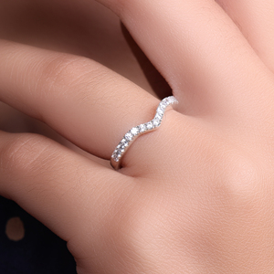 Bague de mariage incurvée en diamant faite à la main, alliance élégante, bague en argent sterling 925, bijoux pour femmes et filles - Product Image 1