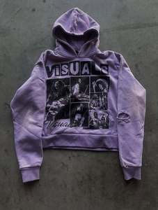 Sweat à capuche court personnalisé pour femme, style streetwear premium, avec imprimé graphique vintage délavé et détails de manches usées - Product Image 1
