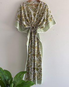 Robe longue kaftan élégante en coton jaune à imprimé floral pour femme, style bohème, avec ceinture à nouer, idéale pour la plage ou comme cache-maillot. - Product Image 2