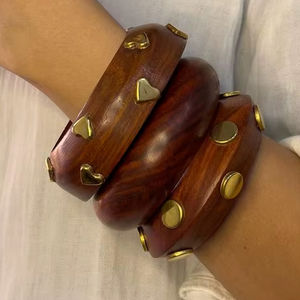 Pulsera de Madera con Pentagrama MUY RETRO, Diseño Exagerado con Remaches Anchos, Accesorio Unisex Moderno Hecho a Mano e Impermeable - Product Image 5