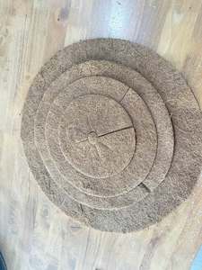 Tapete Redondo de Fibra de Coco Vigifarm Iris con Orificio Central, Alfombra de Coco Natural Marrón para Conservación de Humedad y Mantenimiento del Jardín - Product Image 5