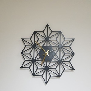 Reloj de pared antiguo de metal que aporta sofisticación instantánea a cualquier habitación con su estructura robusta y su apariencia visual atemporal. - Product Image 6