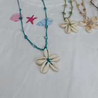Kalung Alami dengan Tali Manik-Manik untuk Penggunaan Sehari-hari Gaya Retro Bohemian dengan Liontin Bunga Kerang dari Vietnam OEM/ODM Diterima