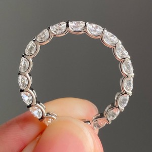 Élégante bague éternité en diamant de laboratoire 0,10 ct, clarté VVS-VS, certifiée IGI, en argent sterling 925, pavée intégrale, alliance de mariage empilable - Product Image 6