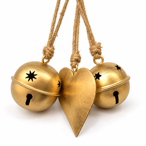 Clochettes dorées antiques avec découpes en forme de trou de serrure et breloque cœur surdimensionnée sur cordons en chanvre pour collections de fêtes européennes - Product Image 1