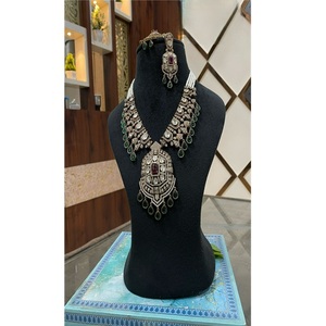 Precioso Juego de Collar y Aretes con Baño de Oro Clásico de Primera Calidad con Moissanita y Estilo Kundan para Compromiso y Boda para Mujer - Product Image 2