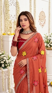 Sari Tradicional Indio para Boda, Marca AARA, Rojo, de Seda, con Bordado Floral, Largo hasta el Suelo, Estilo Étnico Pakistaní, Corte Regular - Product Image 4