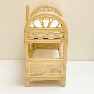 Una cama para muñecas de dos niveles hecha de ratán natural, un juguete para niños. - Product Image 4