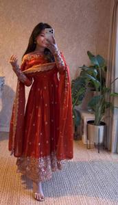 Ensemble de robe Anarkali traditionnelle en soie Fandy Royal Heavy avec dupatta pour mariage et Diwali - Product Image 3