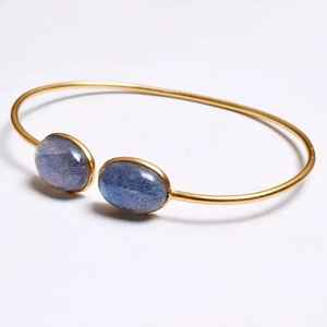 Bracelet en or poli avec deux labradorites bleues |   Bracelet manchette ovale lisse en pierre précieuse |   Bijoux en gros Mangalmay Corporation - Product Image 1