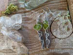 Boucles d'oreilles en argent sterling, péridot bleu et cyanite, minimalistes, faites à la main, en cristal, cadeau pour elle - Product Image 2