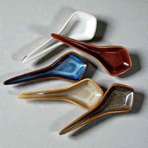 Cuillère de service à long manche de style vintage en porcelaine céramique noire, blanche ou verte pour la maison, la cuisine et les fêtes par Universal - Product Image 1