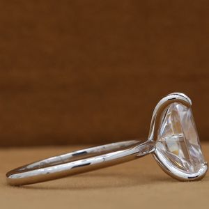 Bague solitaire de luxe en or blanc 14 carats, taille coussin, cultivée en laboratoire, sertie de quatre griffes, élégante, minimaliste, pour fiançailles ou mariage - Product Image 5